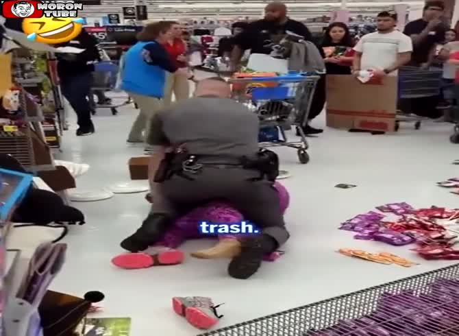 Video :In a Walmart, a thief cries racism after rolling on the ground